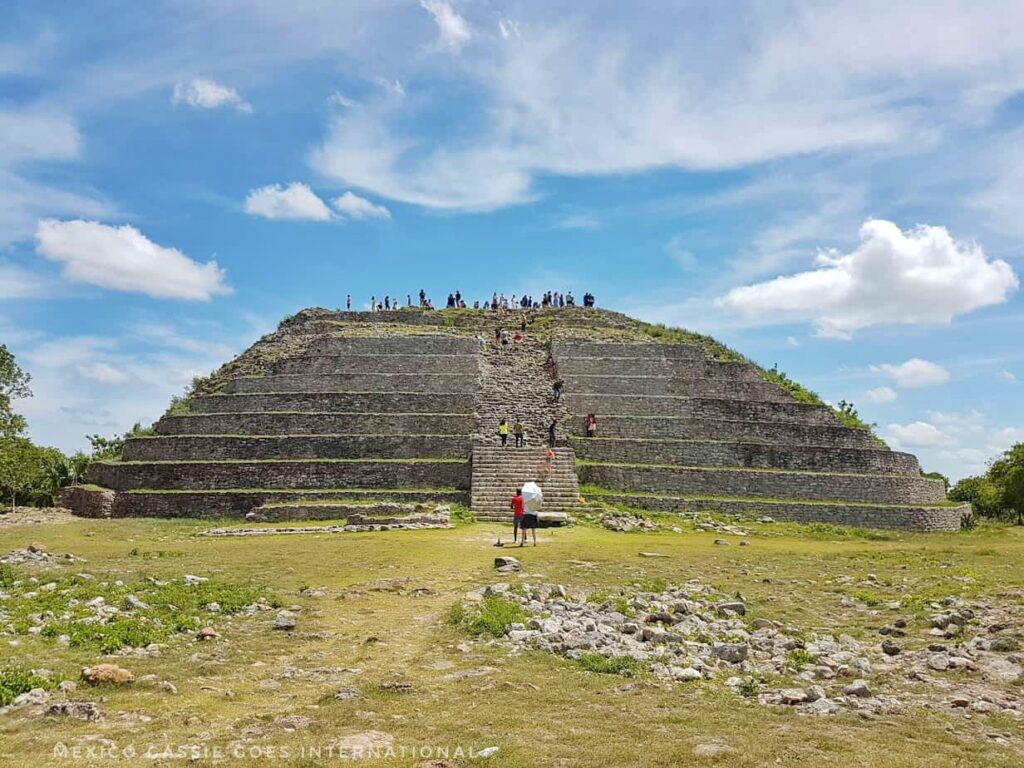 pyramide d'izamal - herbe devant.  les gens au sommet