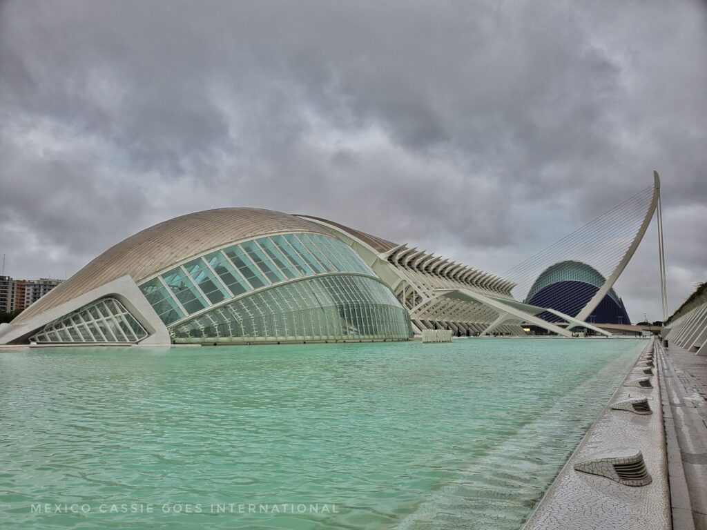 turqoise water and futuristic buildings (the Valencia opera house, science museum and Caixa forum)