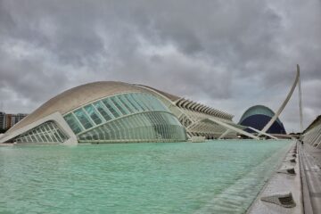 turqoise water and futuristic buildings (the Valencia opera house, science museum and Caixa forum)