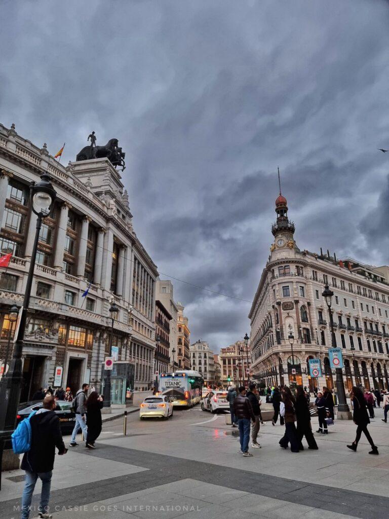 gran via street scene - imposing white buildings and people everywhere