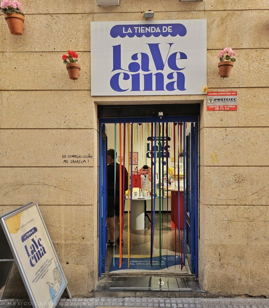 shop entrance with hanging strings. la Vecina