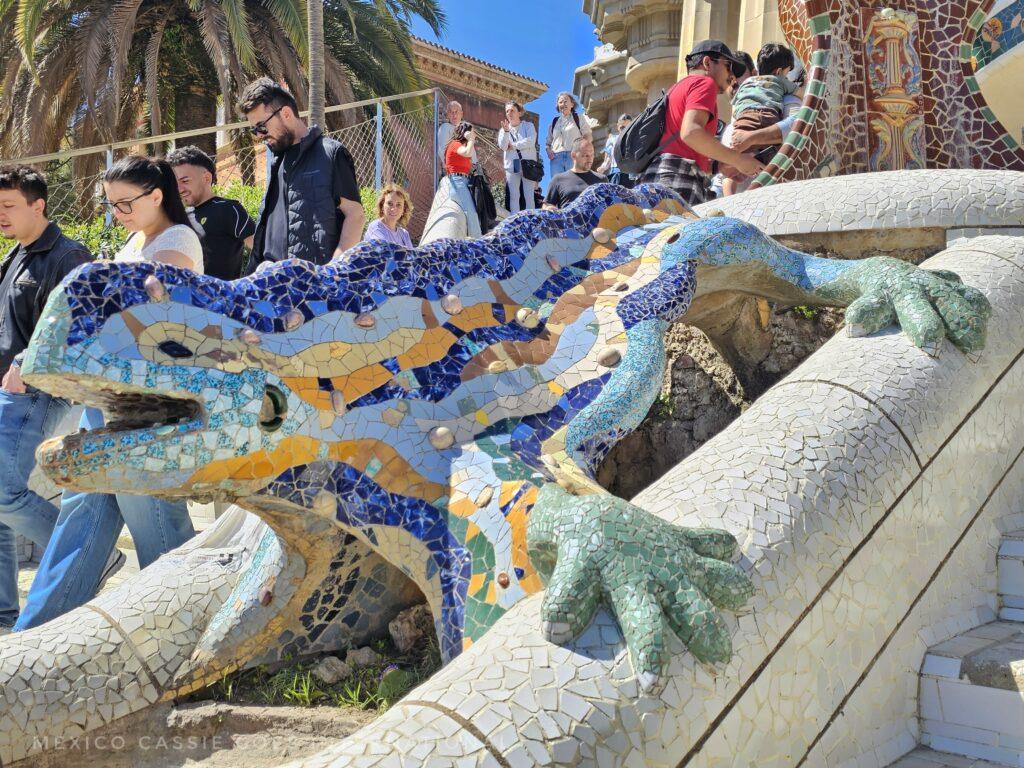 mosaic tiled lizard in Park Güell people around in background