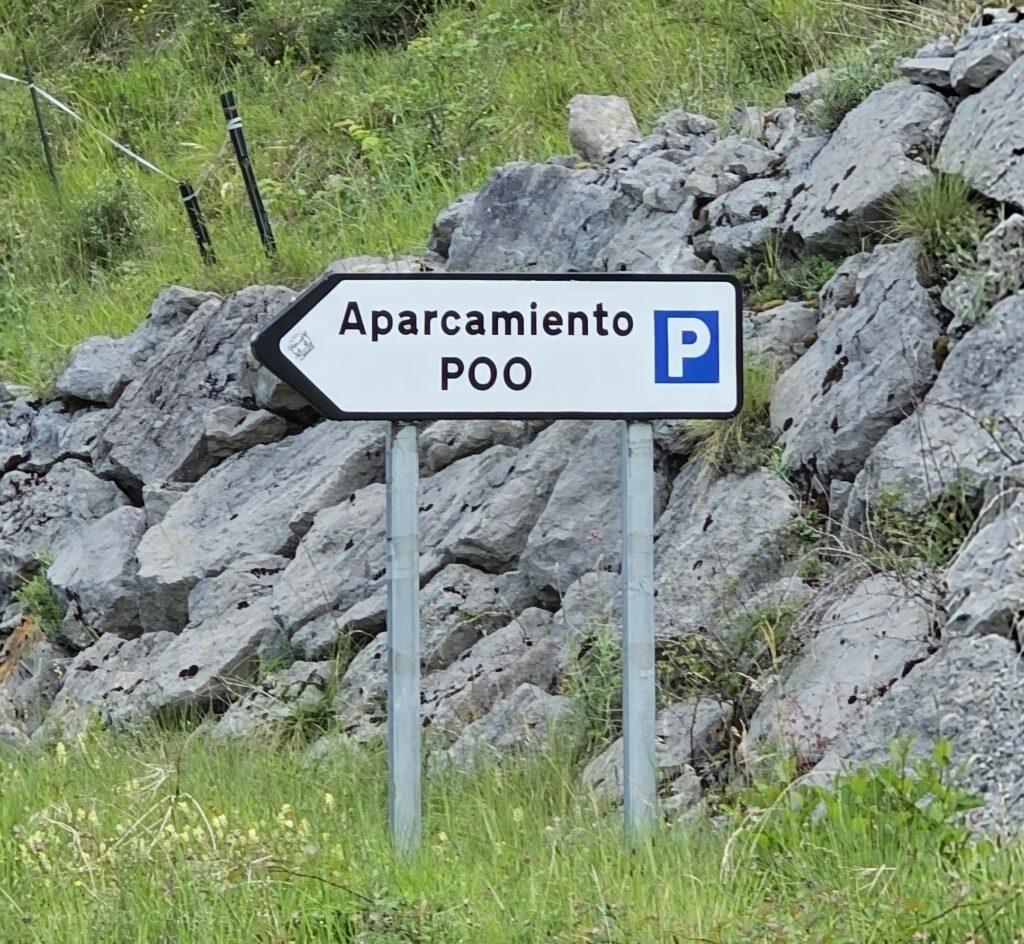 road sign that says Aparcamiento Poo