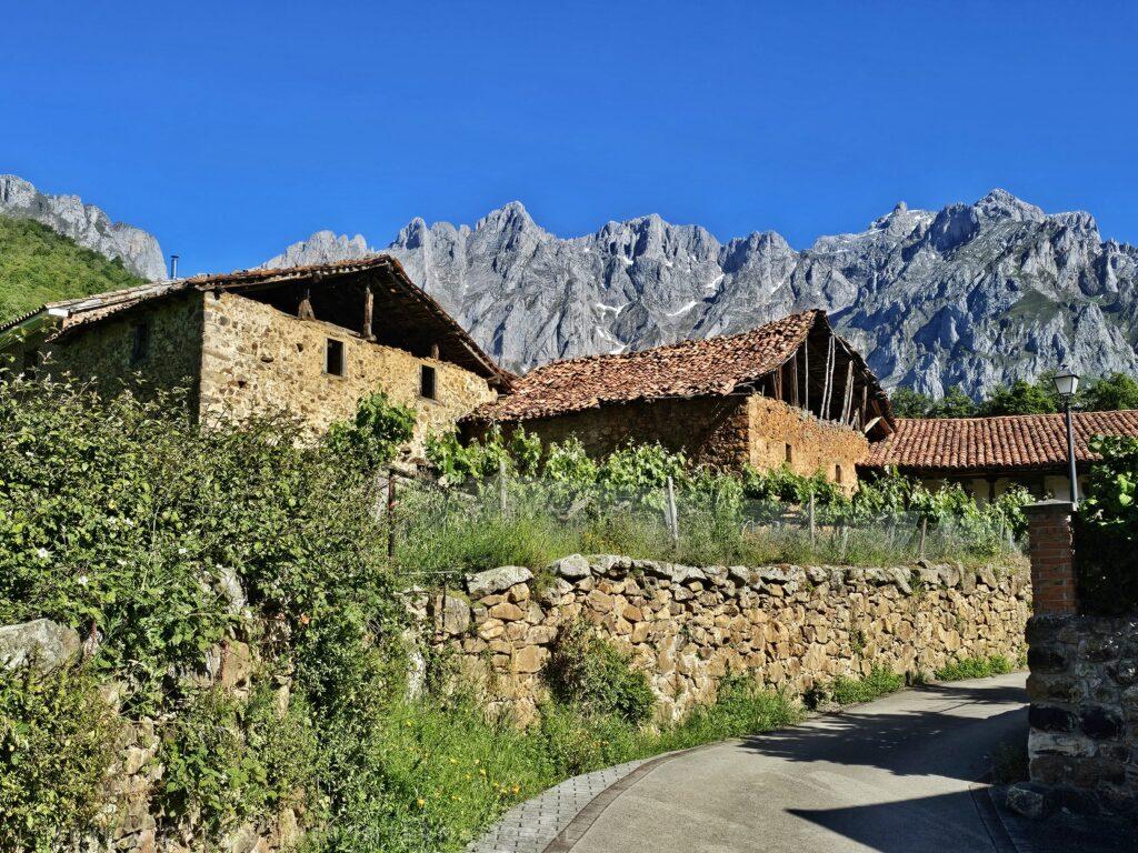 houses, stone wall, mountains behind