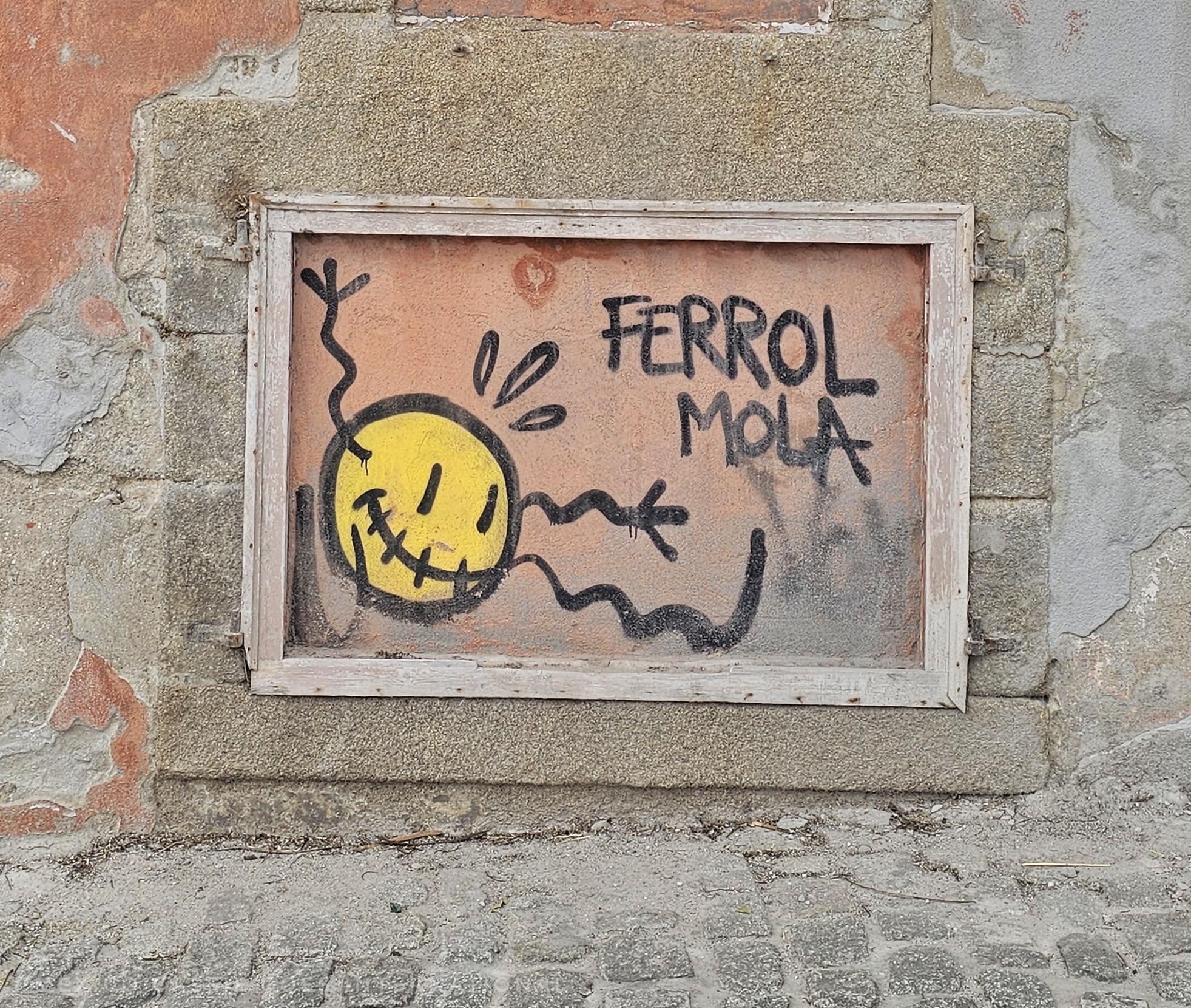yellow smily face with wavy arms and legs, says "ferrol mola"