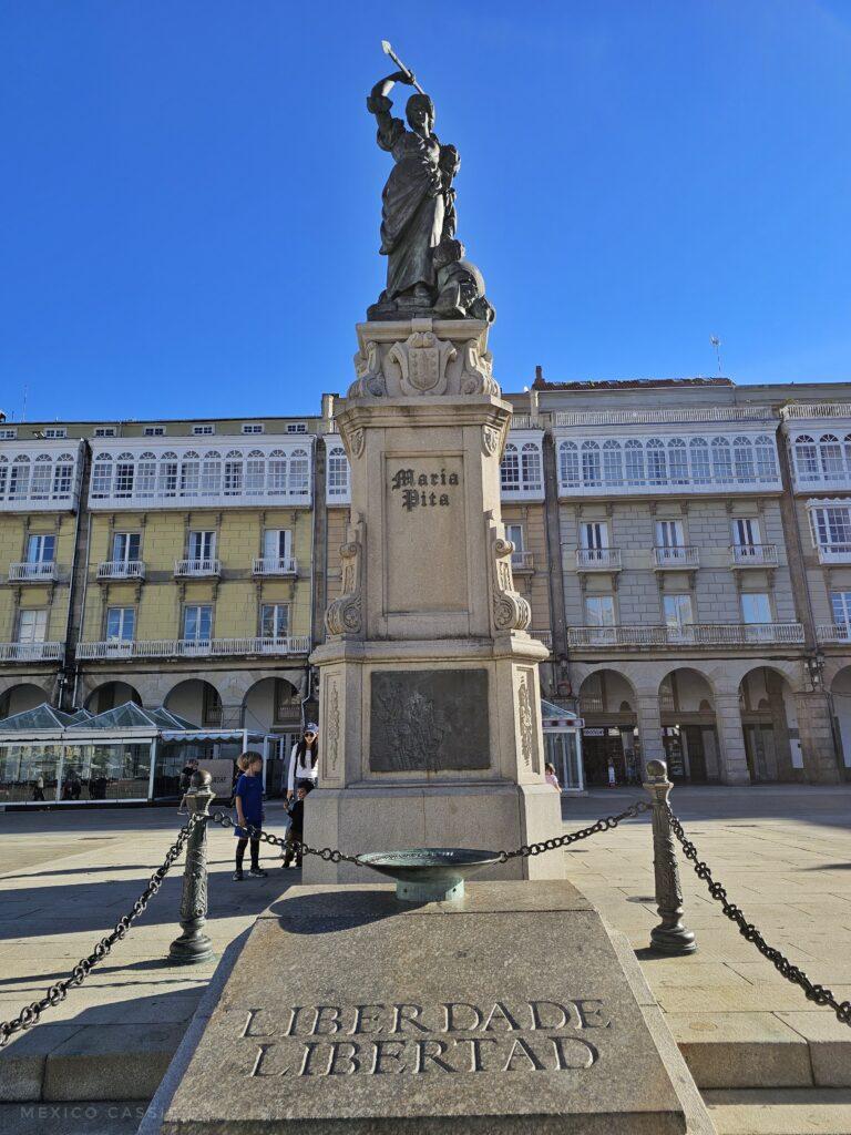 statue of María Pita with the words Liberdade de libertad